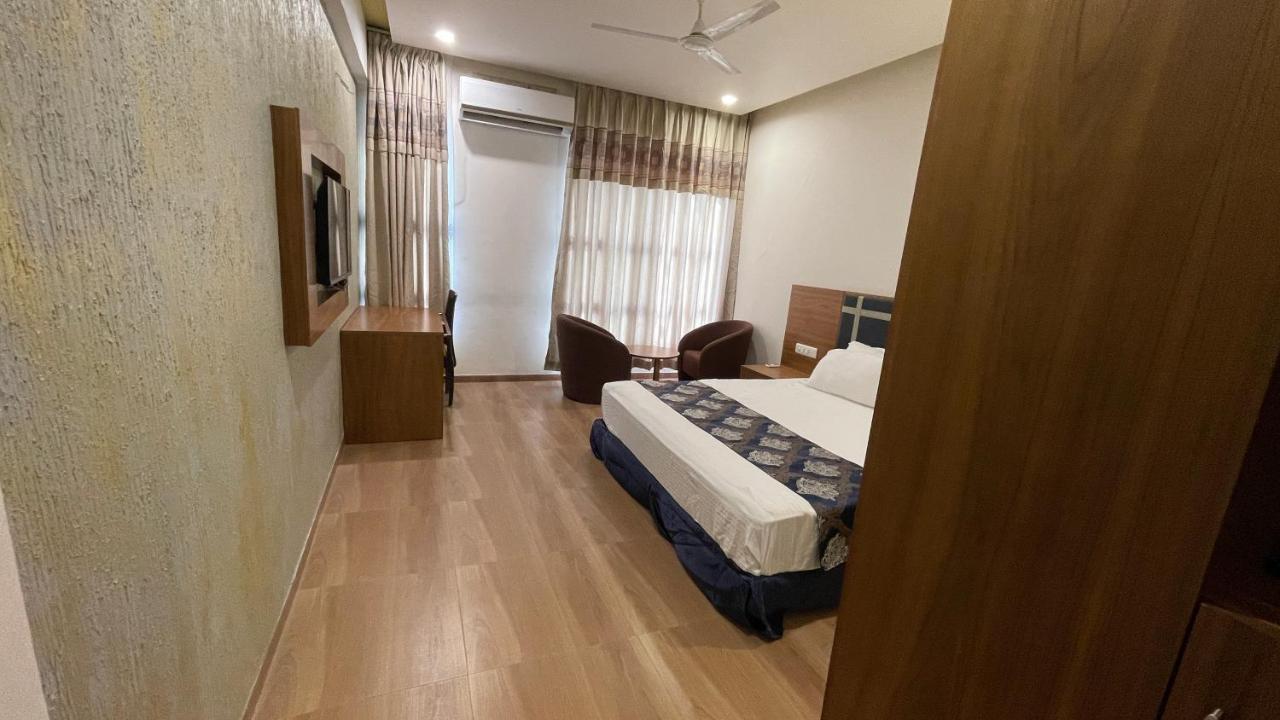 Heaven 7 Hotel&Resort Himatnagar Eksteriør bilde
