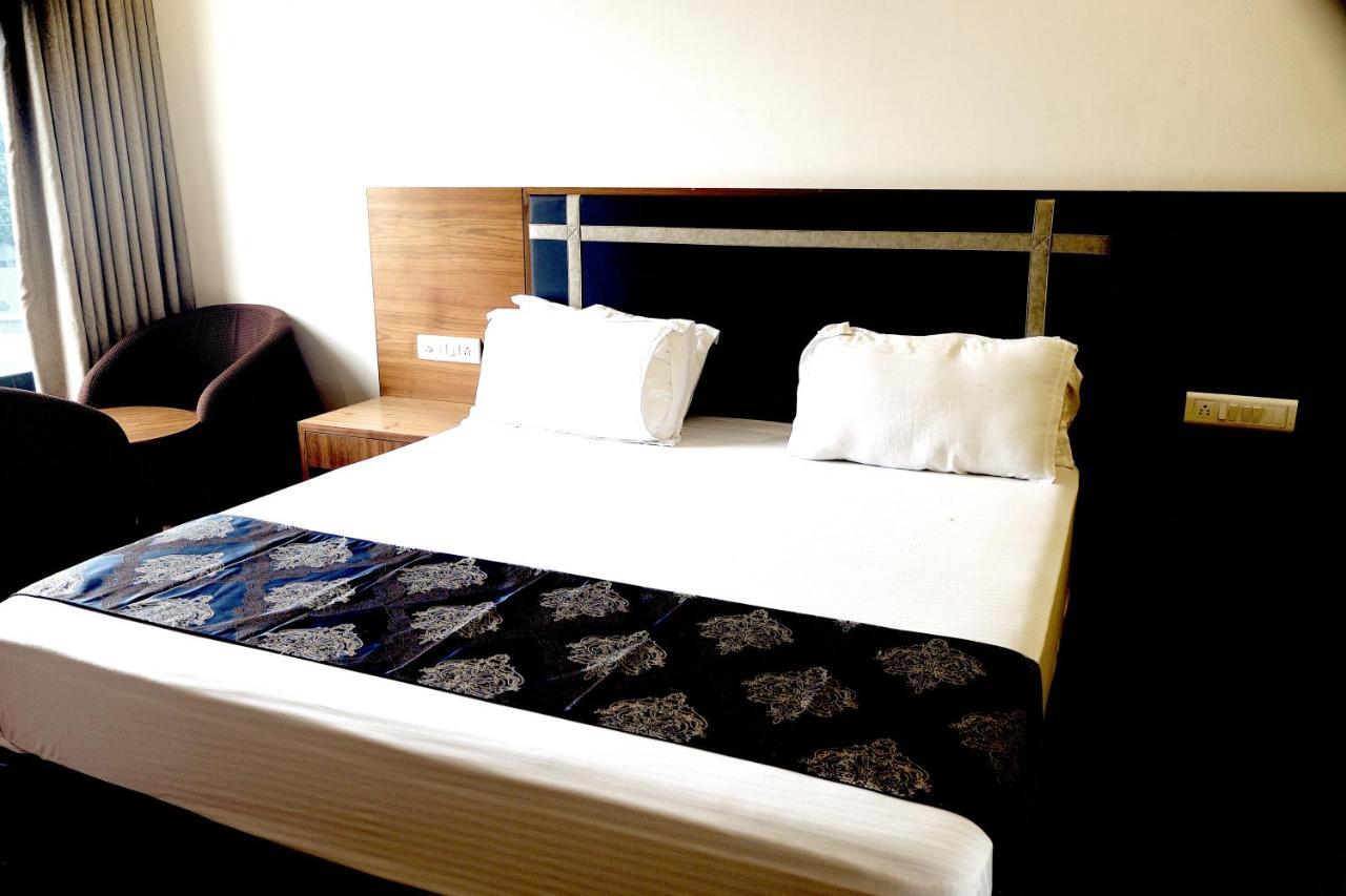 Heaven 7 Hotel&Resort Himatnagar Eksteriør bilde